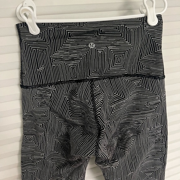 Lululemon black and white geometric pattern wonder under leggings. Size 4 - Picture 6 of 13